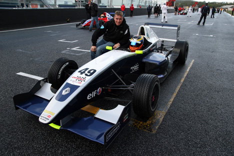 Ronnie Bremer klar til at sende Kevin Magnussen afsted.
(Foto: FullFrameSports.net / Mário Correia)